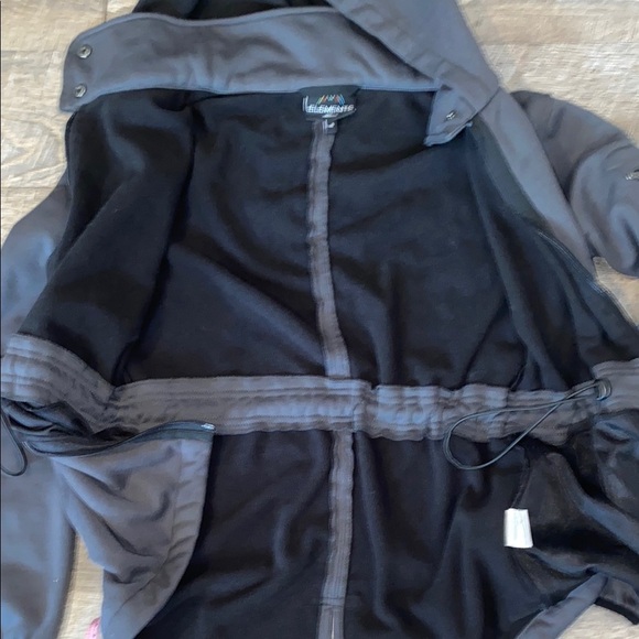 Sporty Black Utility Jacket with Weather-Resistant Fabric - Picture 9 of 14